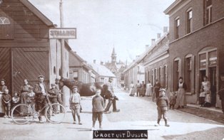 Rechts Hotel van Beurden met IJzerhandel, links de Stalling