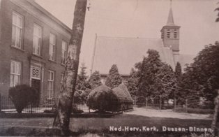 De enigzins van de weg afstaande N.H.Kerk in het Binnen