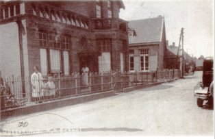 Schoolhuis met jongensschool in de Dorpsstraat