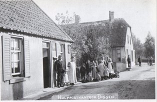 Hulppostkantoor aan de dijk met brievengaarder Hoesen