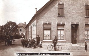 Hoeve van Honsewijk en boerderij Jos Verhoeven aan de stoep van de Oude Straat